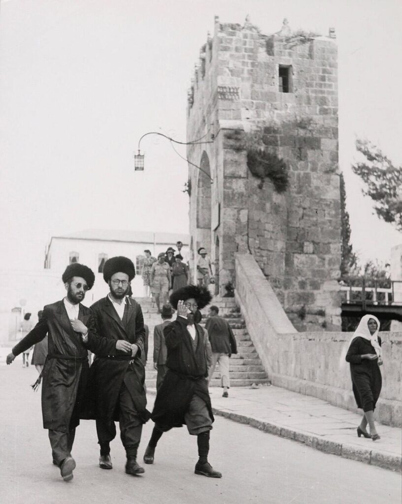 שער בעיר העתיקה, יהודים אורתודוכסים בלבוש אופייני - בריק (ריבקין) אנה