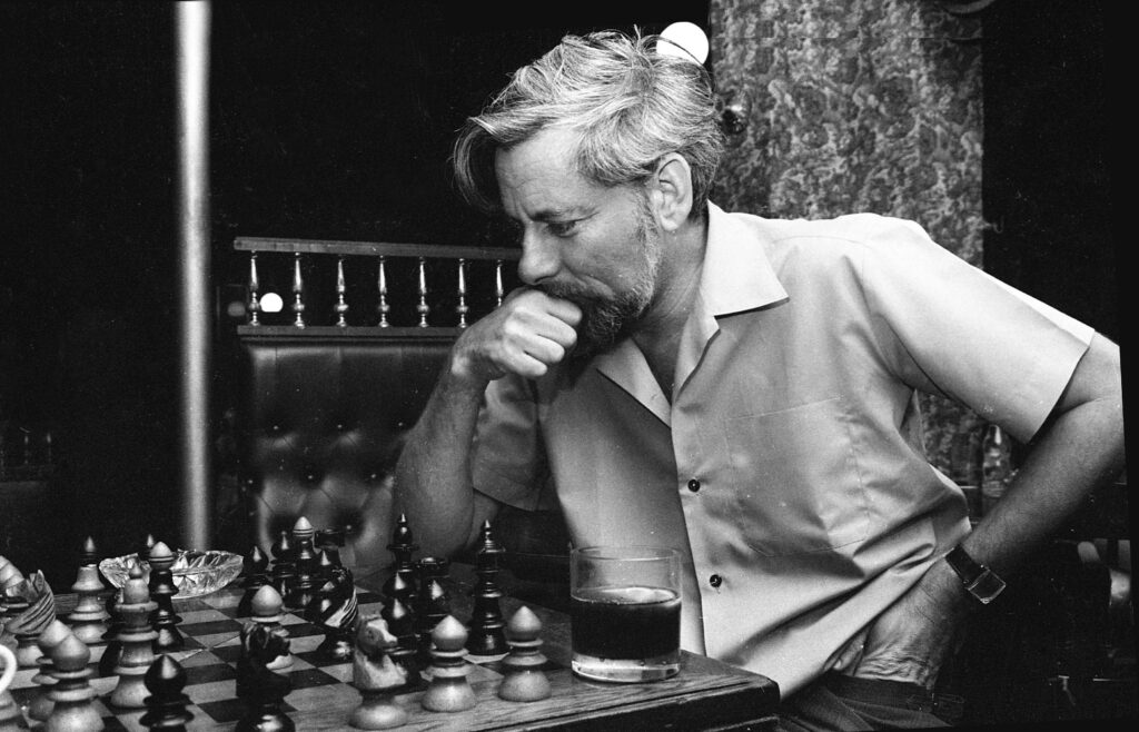 אורי אבנרי עיתונאי ועורך "העולם הזה" משחק שח - בר-טל שלום