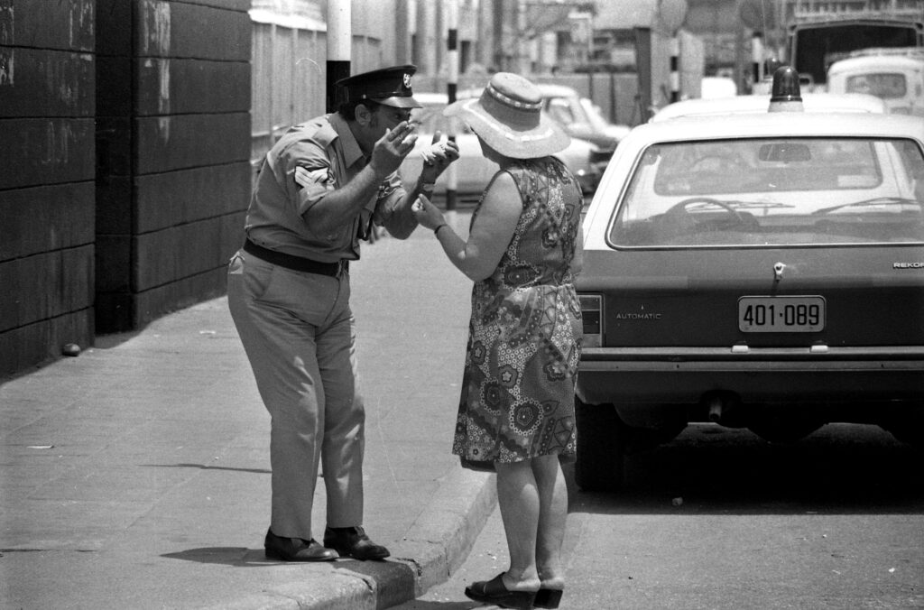 מתקפת טרור ליד תחנת אוטובוס, שוטר מונע מנוסעים לעבור באזור הסכנה - בר-טל שלום