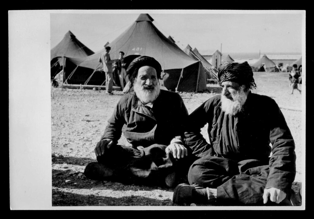 עולים חדשים במחנה "שער עלייה" - יונס רודולף