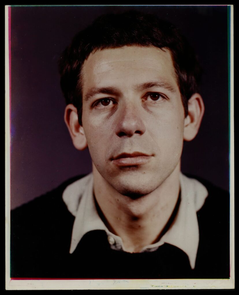 דיוקן עצמי, ניו יורק, 1962. ארכיון ציונה שמשי ויכין הירש, המופקד במרכז אמנויות ישראל - הפקולטה לאומנויות שבאוניברסיטת תל אביב, זמין דיגיטלית במסגרת שיתוף הפעולה בין משרד המורשת, הספרייה הלאומית של ישראל, שנקר-הנדסה.עיצוב.אמנות וחטיבת היודאיקה בספריית הרווארד.