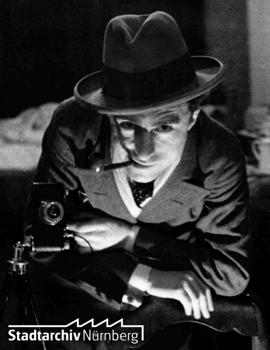 באדיבות ארכיון העיר נירנברג, גרמניה, פורטרט עצמי, 1933. 