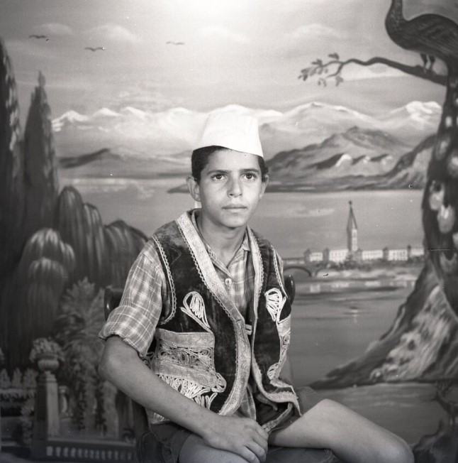 ילד בתצלום סטודיו - כהן מיכאל