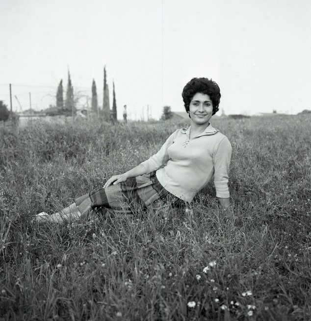 אישה בשדה - כהן מיכאל