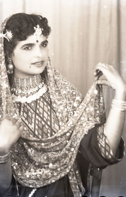 דיוקן אישה על רקע וילון - כהן מיכאל