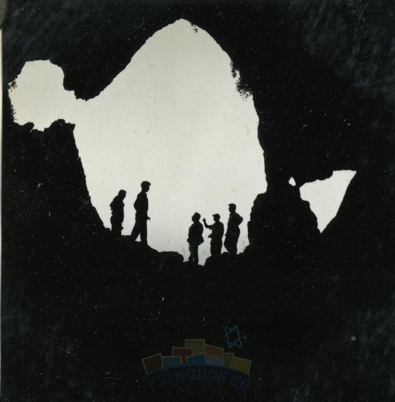 קבוצת אנשים (בצללית) בפתח מערת הגמל, נחל המערות, הכרמל - ספקטור ישראל