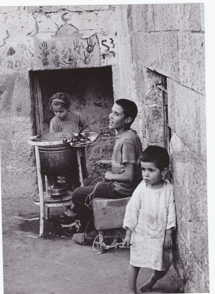 ילדים עובדים בעיר העתיקה - אייל שרה