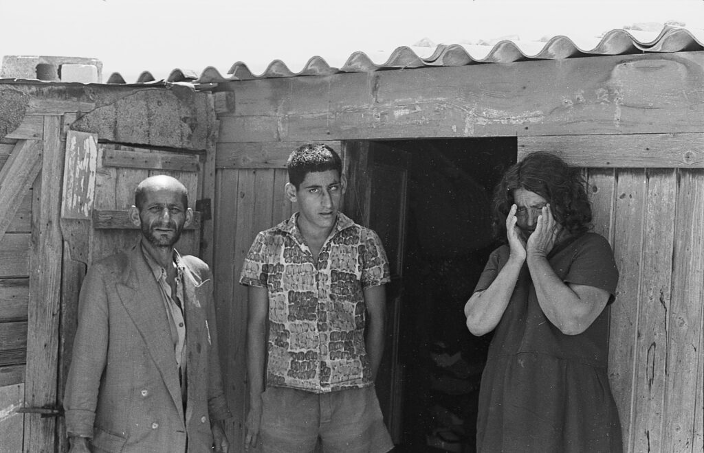 משפחה ליד צריף מגוריה, כפר שלם - הוכמן יוסף