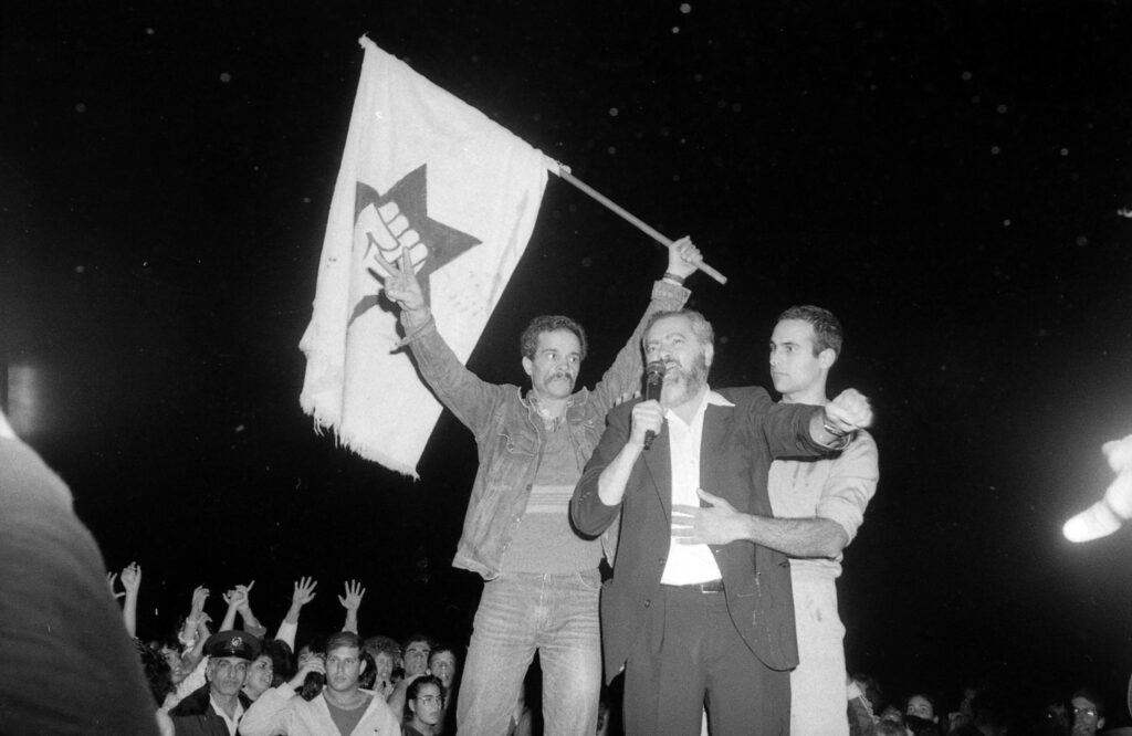 תומכי הרב כהנא מניפים את דגל תנועת כך - הוכמן יוסף