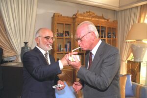 חוסיין מלך ירדן מדליק לראש הממשלה יצחק רבין סיגריה במעונו המלכותי בעקבה, לאחר חתימת חוזה השלום במסוף הערבה שליד אילת