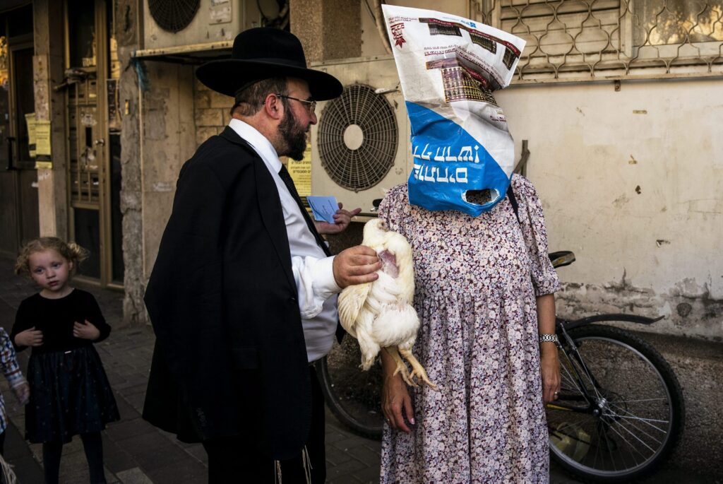 "תרנגול בשק", כפרות - אטיאס אלי
