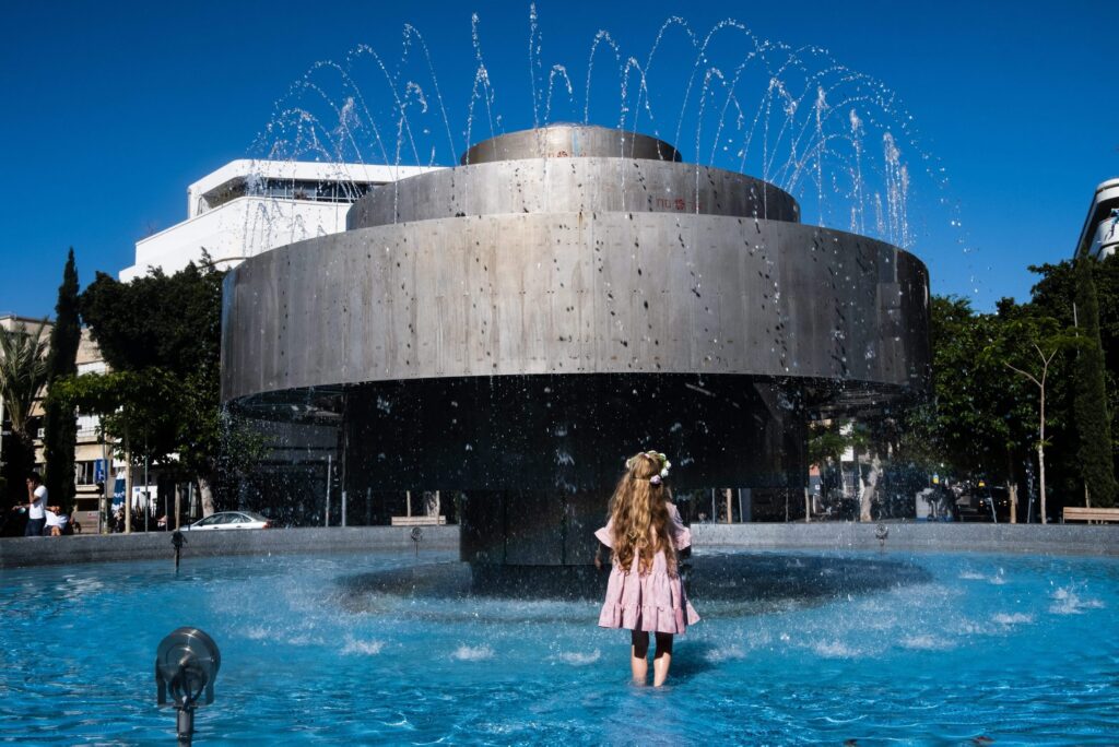 "הילדה בוורוד", כיכר דיזינגוף - אטיאס אלי