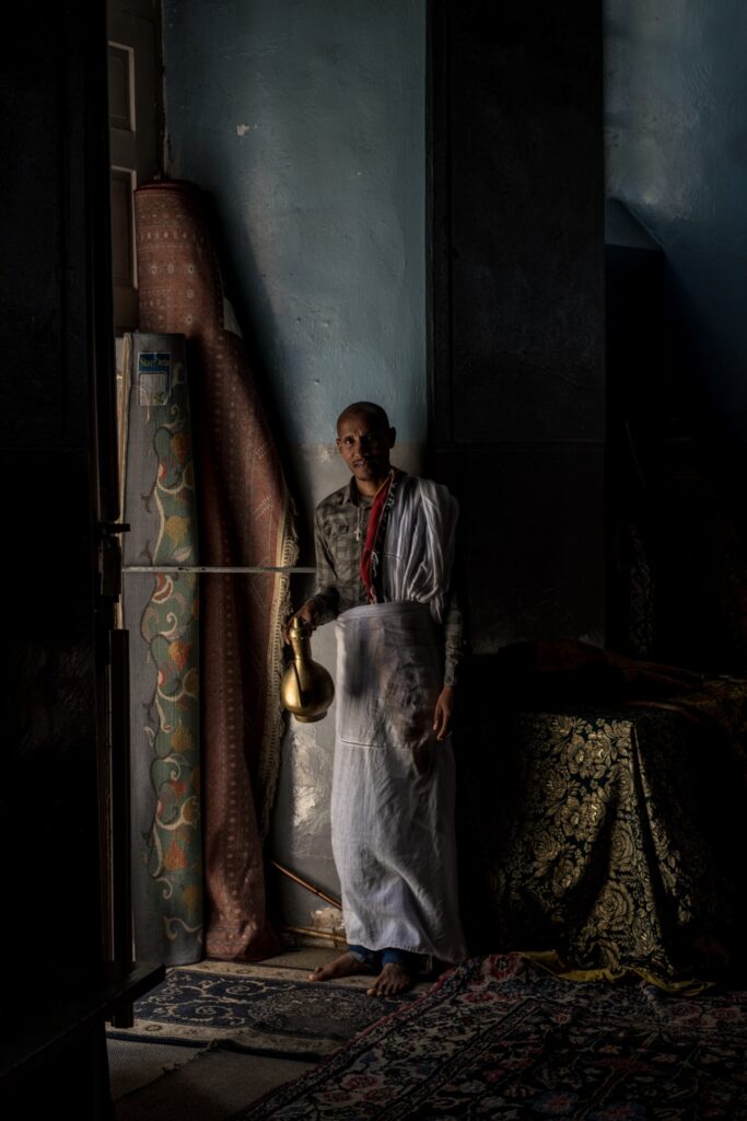 סלומון בפתח הכנסיה האתיופית בירושלים - גיאן ברוך