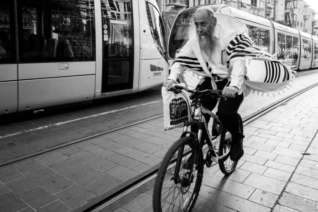 מפרש ברוח. מתפלל רוכב על אופניו ברחוב יפו, ירושלים - גיאן ברוך