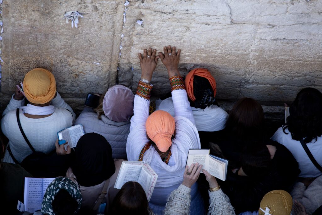 מתפללות בכותל - גיאן ברוך