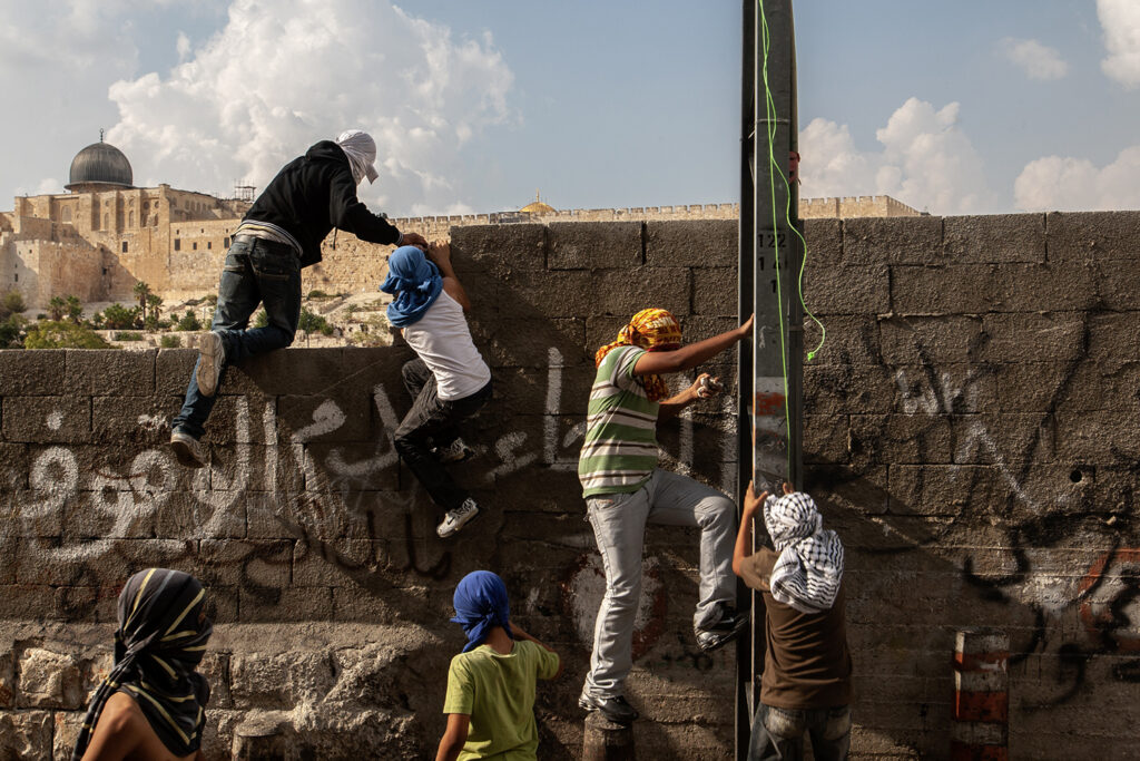 פלסטינים במהלך עימותים עם כוחות הביטחון במזרח ירושלים, 07.10.2009 - זבולון רונן