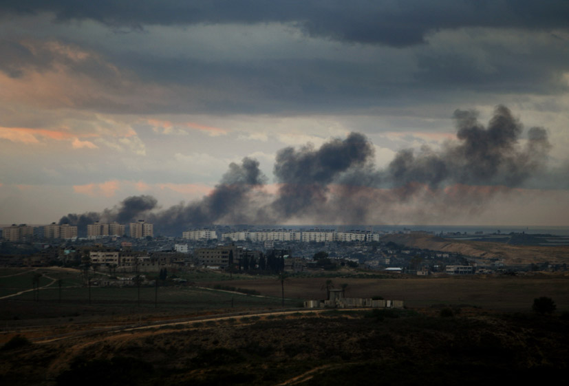 עשן מיתמר מעל רצועת עזה במהלך מבצע עופרת יצוקה, 02.01.2009 - זבולון רונן