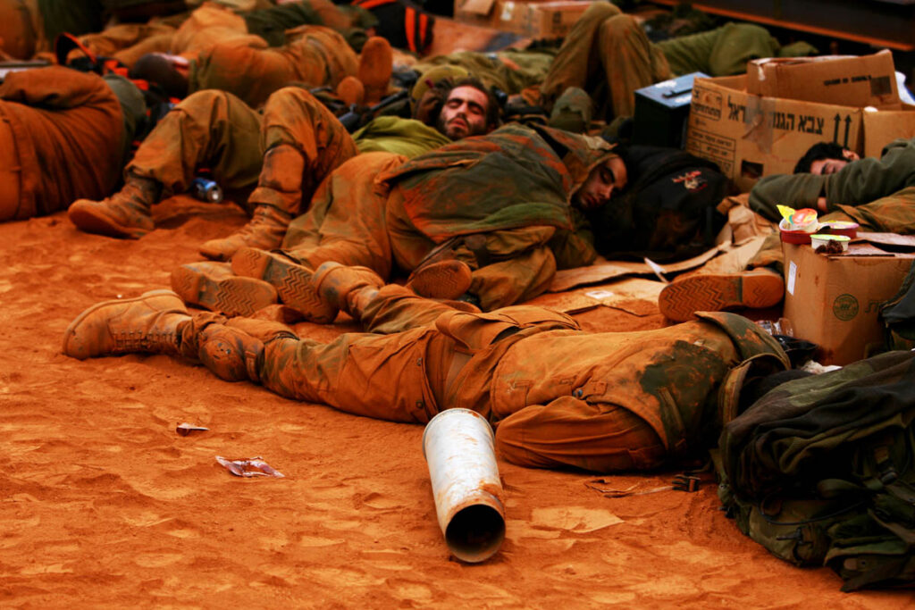 חיילי צה״ל ישנים ליד הגבול ליד מטולה במהלך מלחמת לבנון השנייה, 08.08.2006 - זבולון רונן