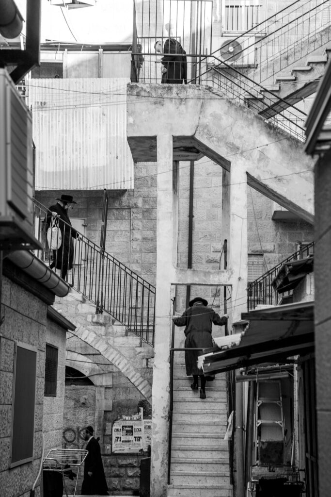 לכל הכיוונים. גרם מדרגות בתי ניטין - גיאן ברוך