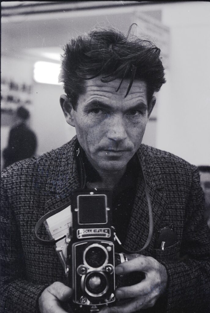 מתעד במשפט אייכמן, ירושלים, 1961, באדיבות הקרן להנצחת מורשת ורנר וענת בראון.