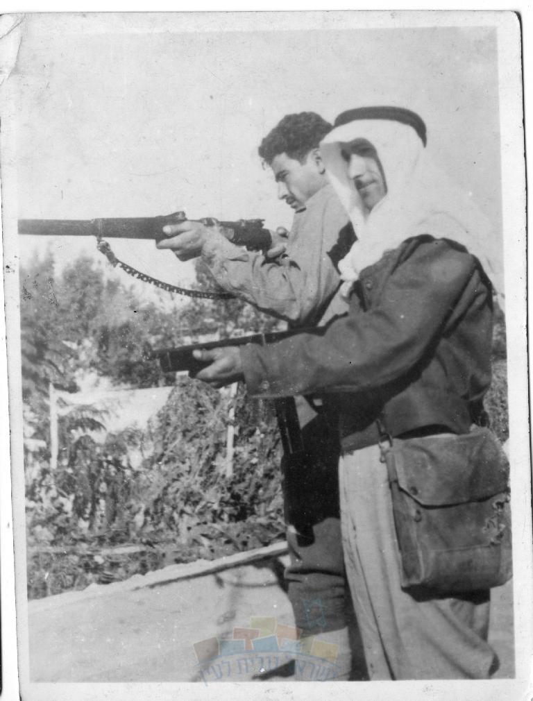 שניים ממתנדבי צבא הג'יהד הקדוש (ג'יש ג'יהד אל מוקדס) בפיקודו של עבד אל קדר אל חוסייני, ירושלים - ריסאס סטודיו