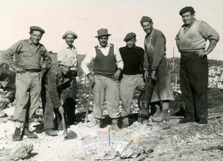 עמרם גרשוני עם קבוצת פועלים עולים חדשים בסלילת כביש "גבעת פרץ" - קרבר אברהם